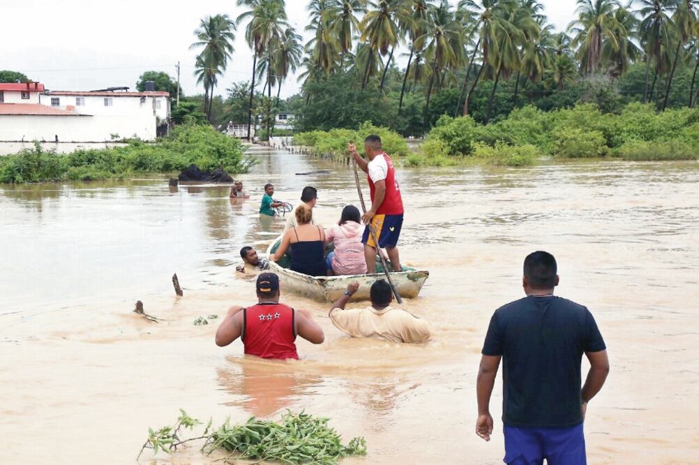 Las inundaciones que se registraron en municipios de Guerrero obligaron a que habitantes fueran desalojados de sus viviendas con apoyo de personal de Protección Civil y el Ejército; en el puerto los trasladaron a un albergue, vía aérea (NOTIMEX)