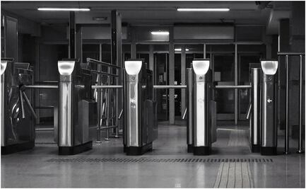 Sheinbaum no contempla regreso de detectores de metal tras balacera en metro de New York