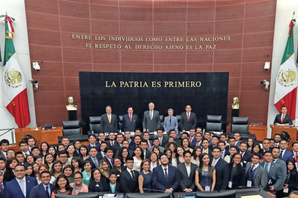 Al fondo, el Licenciado Juan Francisco Ealy, Presidente Ejecutivo y del Consejo de Administración de EL UNIVERSAL; Enrique Bustamante Martínez, director de la Fundación Ealy Ortiz, A.C.; Manuel Bartlett Díaz, presidente del Instituto Belisario Domínguez.
