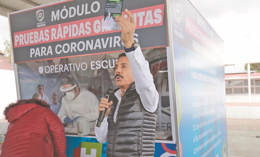 El gobernador hidalguense, Omar Fayad, encabezó el arranque de los módulos con pruebas rápidas para detectar coronavirus, las cuales, indicó, se tardarán 30 minutos en dar el resultado. Foto: Especial