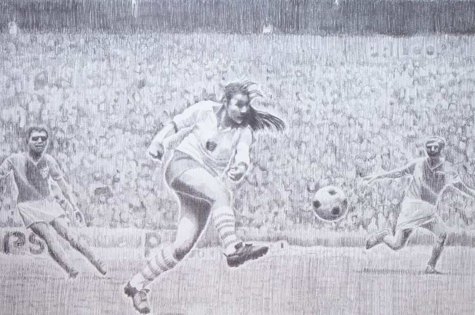 La artista colombiana-mexicana Sofía Echeverri recupera la historia de la selección mexicana femenil que disputó los Mundiales de 1970 y 1971 mediante bordados, testimonios y un mural. Es la obra que mejor encarna los temas de memoria, género e injusticia que atraviesan la exposición. Crédito: Museo Jumex