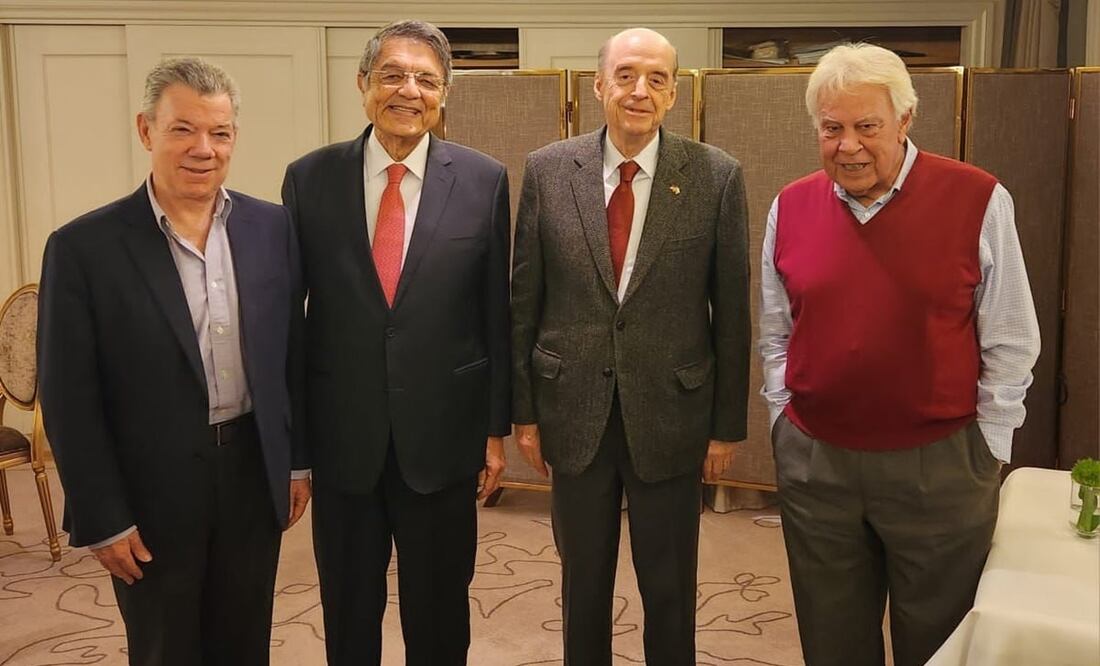 El canciller colombiano, Álvaro Leyva, se reunió ayer con el escritor nicaragüense Sergio Ramírez, en la capital española. Foto: EFE
