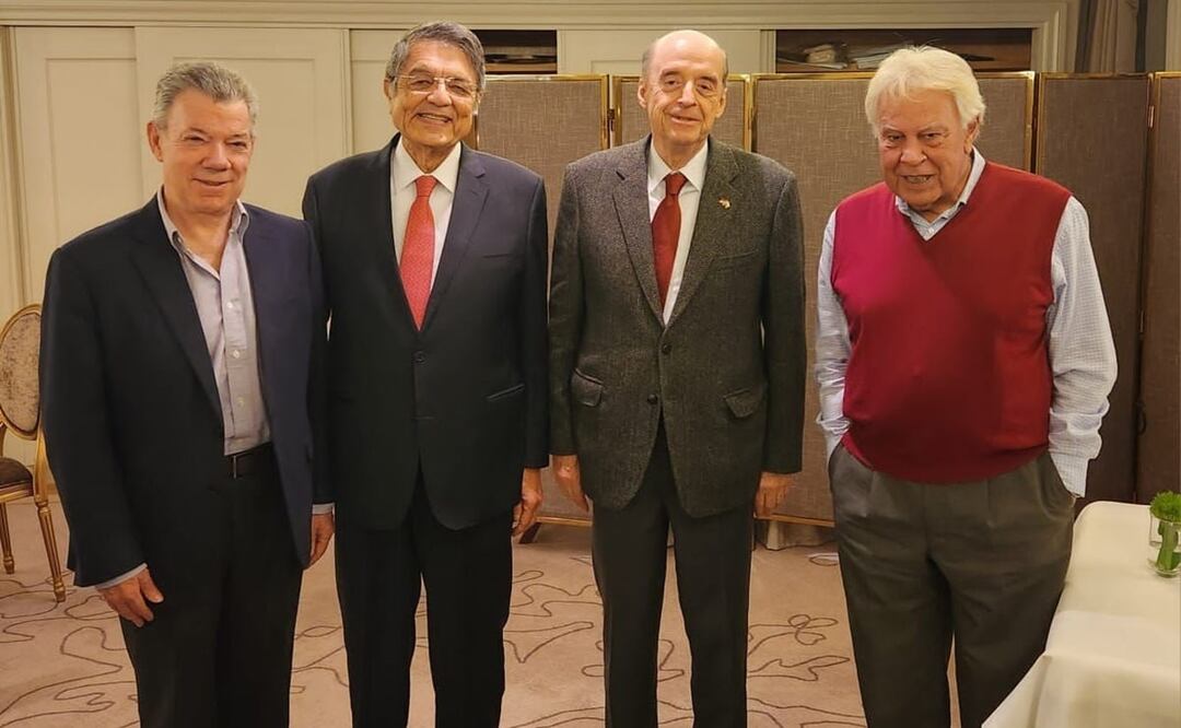 El canciller colombiano, Álvaro Leyva, se reunió ayer con el escritor nicaragüense Sergio Ramírez, en la capital española. Foto: EFE