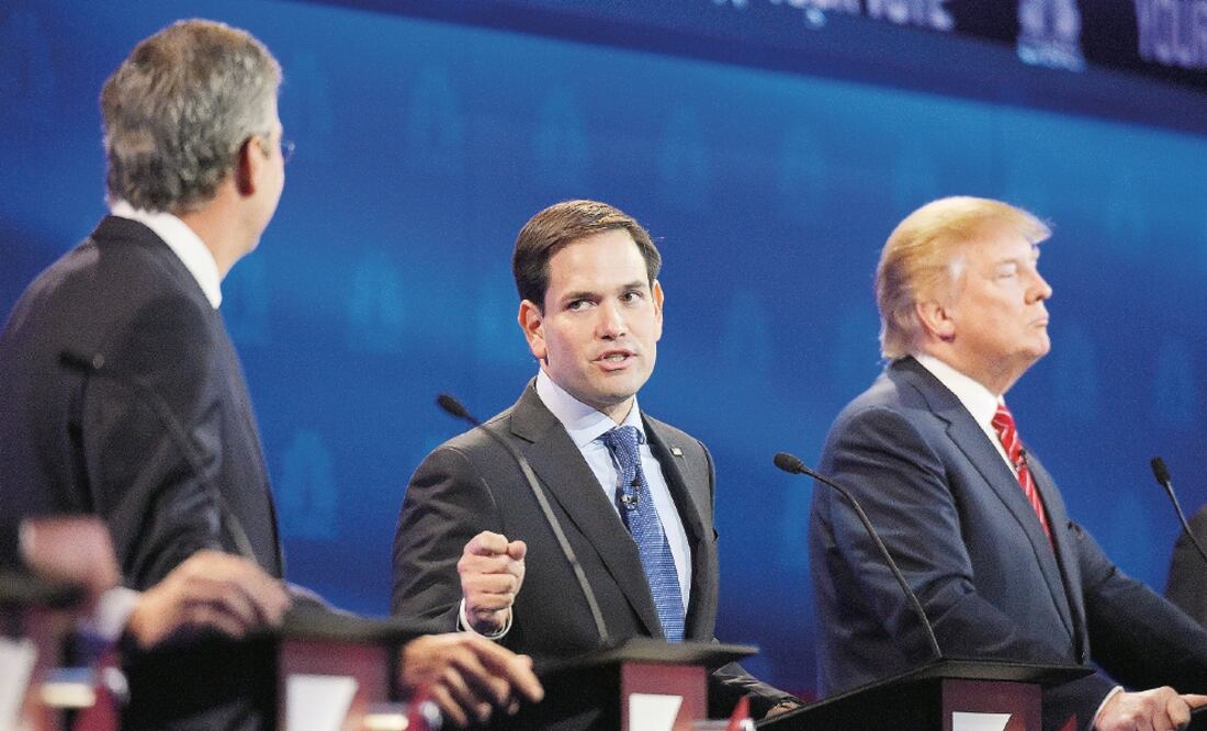 Marco Rubio (cen.) y Jeb Bush (izq.) discuten mientras Donald Trump permanece impasible en el tercer debate republicano, en Boulder, Colorado (MARK J. TERRILL. AP)