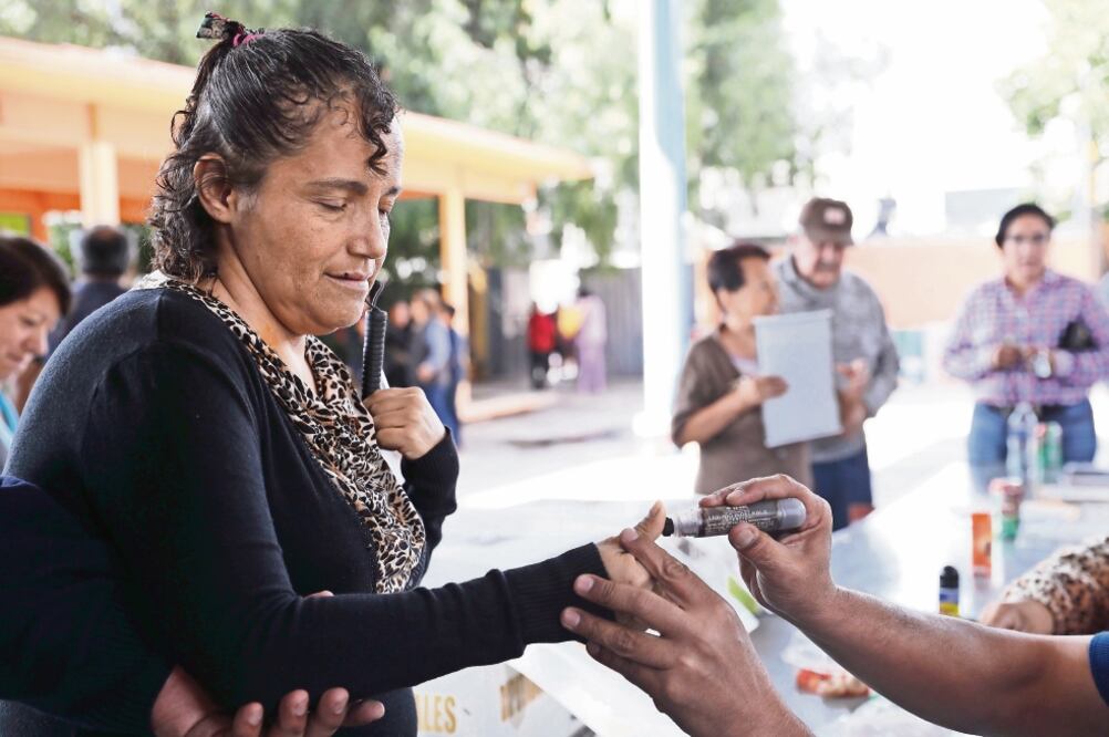 Muy temprano, la maestra Celia Lazarini arribó a la casilla que le correspondió para emitir su voto; su discapacidad visual no fue impedimento para marcar la opción de su preferencia en las boletas (IRVIN OLIVARES. EL UNIVERSAL)