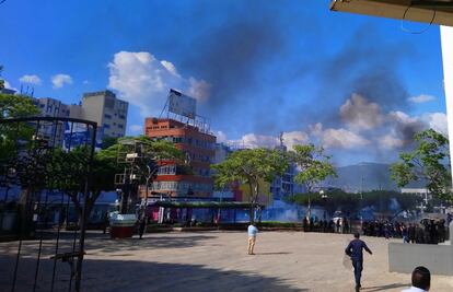 Chocan policías con manifestantes en Chiapas