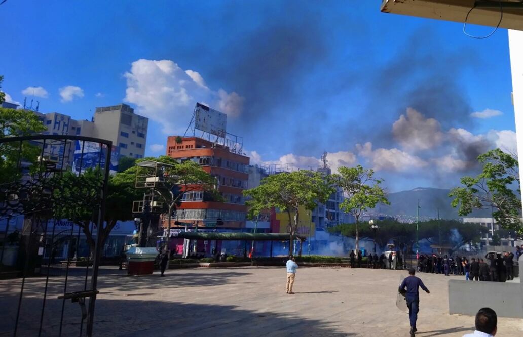 Los manifestantes exigen al gobierno del estado el pago de bonos atrasados y liquidar pagos retenidos por concepto de hipotecas, seguro de vida, impuestos sobre la renta, entre otras demandas. Foto: Óscar Gutiérrez