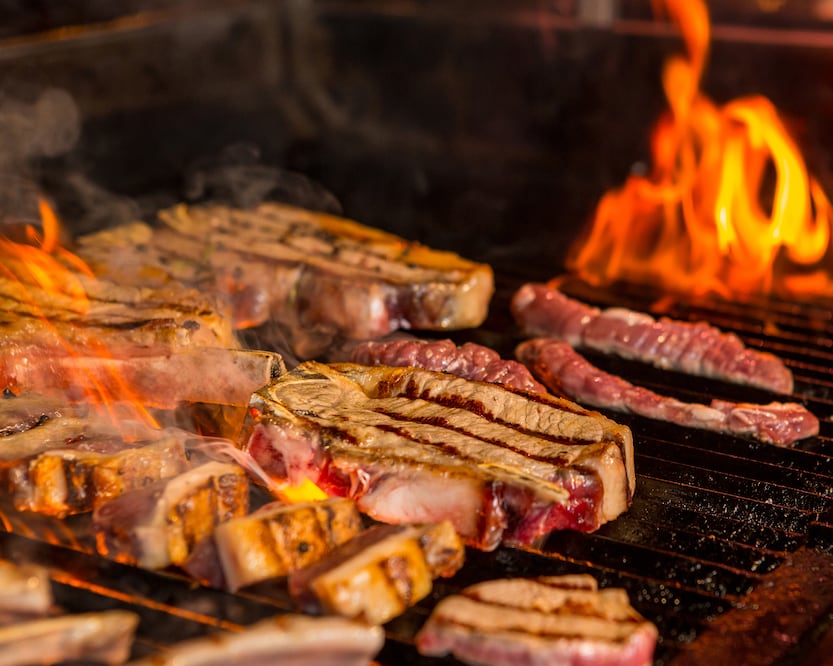 La carne asada se distingue por su sabor ahumado. Foto: Freepik