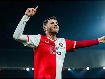 Santiago Giménez anota gol ante el PSV Eindhoven de "Chucky" Lozano