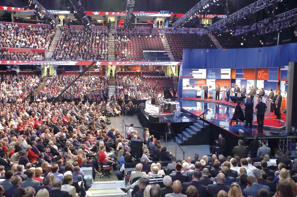 Los 10 aspirantes republicanos a la Casa Blanca mejor posicionados en las encuestas, durante su participación en el debate organizado ayer por la cadena conservadora Fox News, en Cleveland, Ohio (ANDREW HARNIK. AP)
