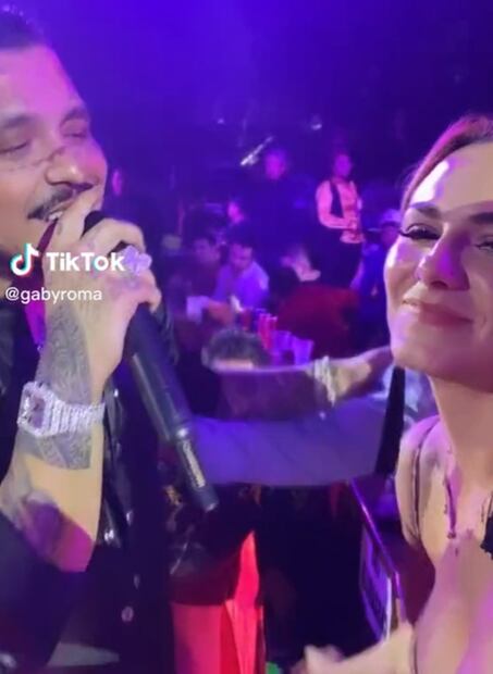 Captan de ojialegre a Christian Nodal con el escote de una fanática