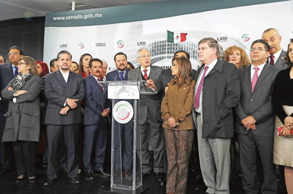 Los coordinadores del PAN, Fernando Herrera; del PT, Manuel Bartlett, y del PRD, Luis Sánchez, acompañados sus bancadas, dieron conferencia de prensa sobre la situación del caso FEPADE. (LUCÍA GODÍNEZ. EL UNIVERSAL)