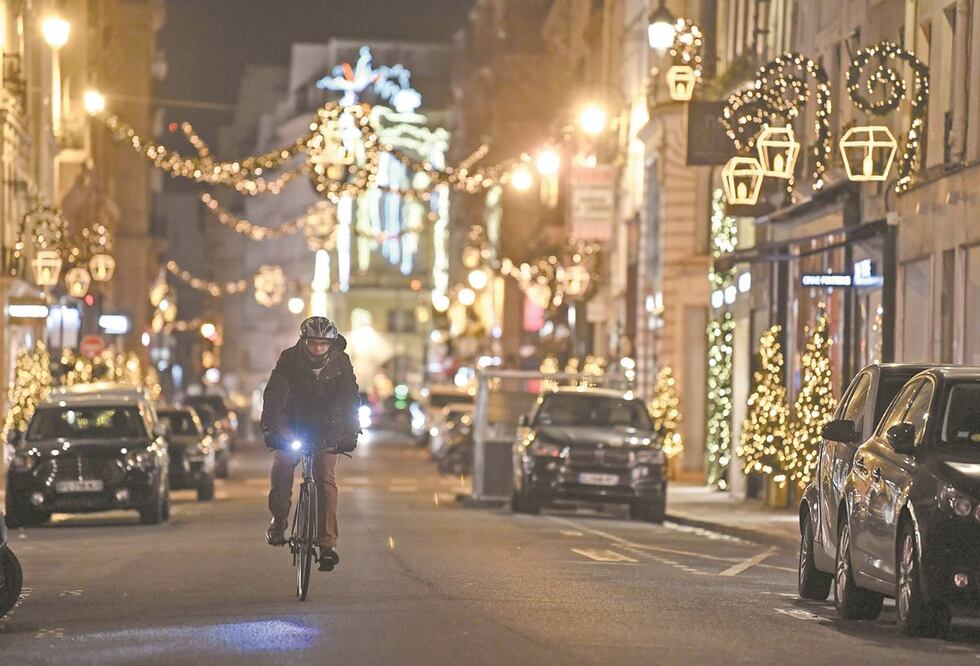Un francés en una calle desierta de París, donde se aplica un toque de queda entre las 20:00 y las 6:00 horas para intentar frenar la pandemia del coronavirus. En el país, el sector del alojamiento se halla en una situación crítica por la crisis del Covid