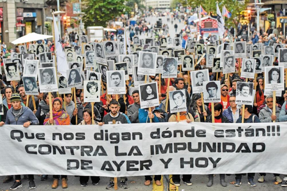 Miles de manifestantes marcharon el pasado 11 de abril en las calles de Uruguay para exigir justicia por los asesinatos y desapariciones que dejó a su paso la dictadura cívico-militar de 1973. /MATILDE CAMPODONICO. AP