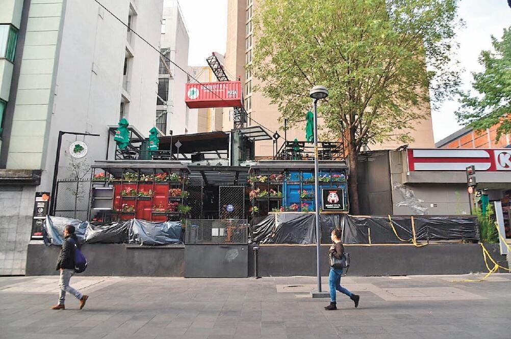 Los locales de la Plaza Patio Container no abrieron debido a los daños que sufrieron en su infraestructura y que ponían en riesgo a los clientes. Foto: HUGO GARCÍA. EL UNIVERSAL