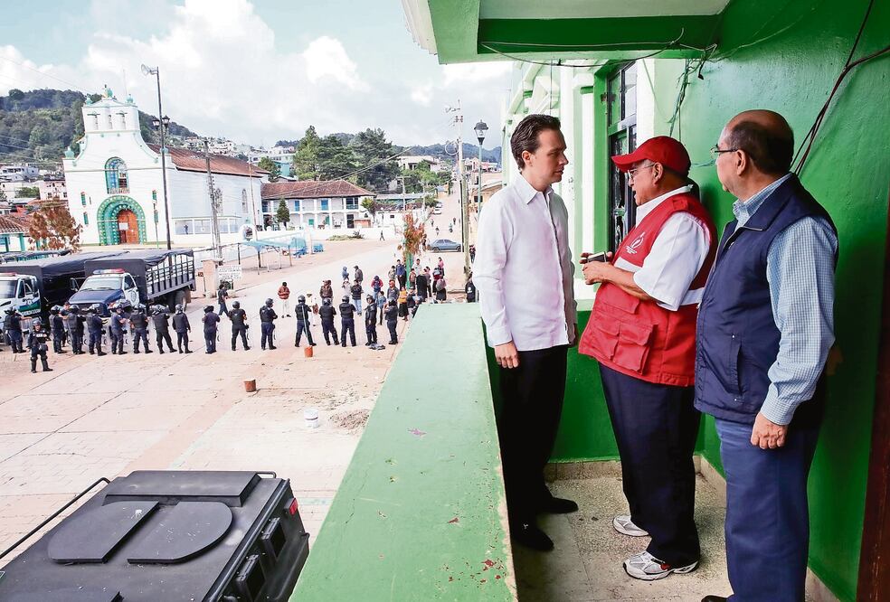 El gobernador Manuel Velasco Coello acudió en compañía de miembros de su gabinete a la cabecera municipal de San Juan Chamula tras los hechos violentos (ESPECIAL)