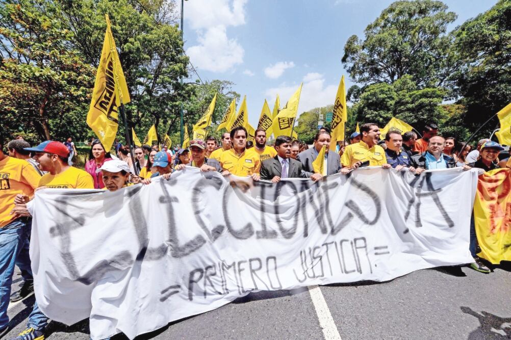Opositores venezolanos marcharon ayer contra el gobierno de Nicolás Maduro hasta la Defensoría del Pueblo en Caracas. (FEDERICO PARRA. AFP)