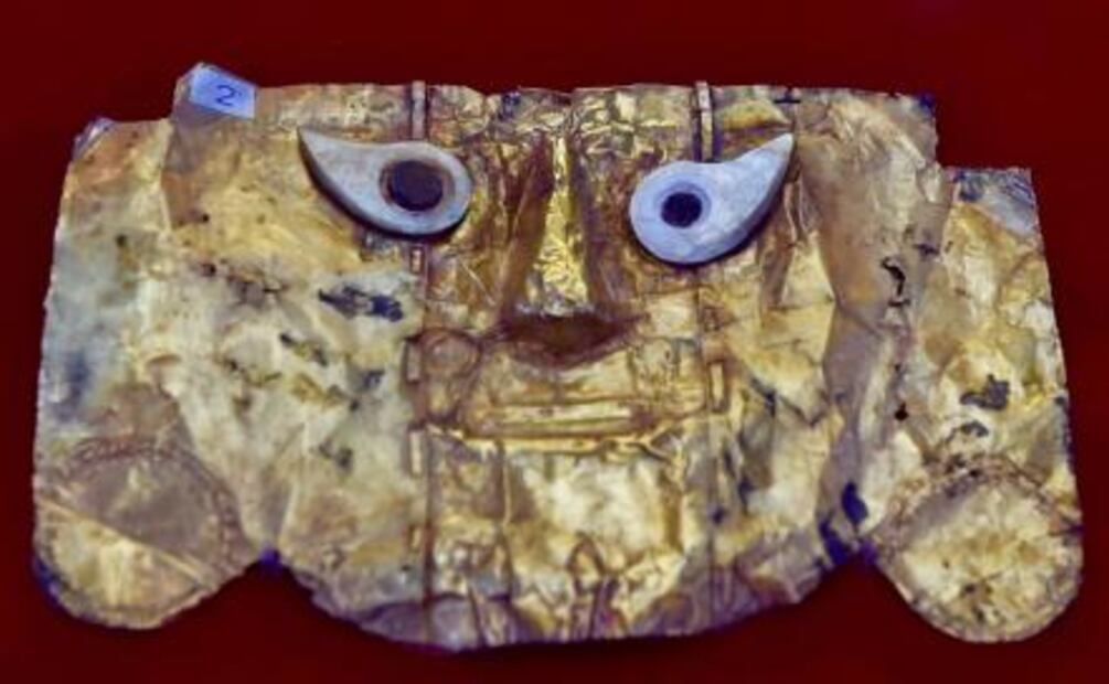Perú recupera máscara de oro precolombina restituida por Alemania