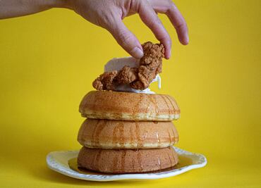 Conoce estos pancakes con pollo frito y helado por tiempo limitado