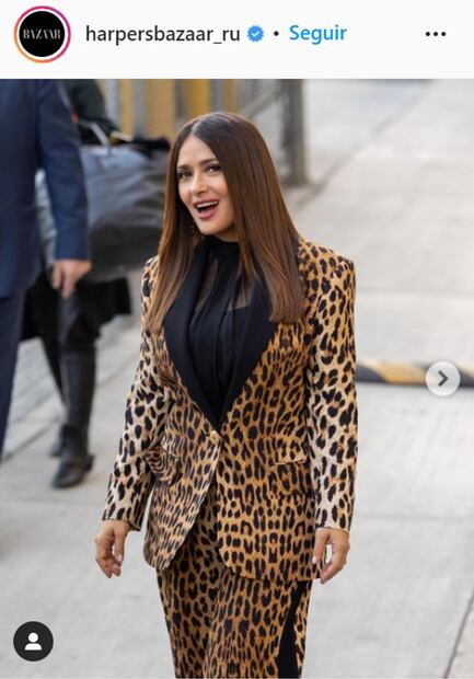Salma Hayek luce espectacular en transparencias y animal print