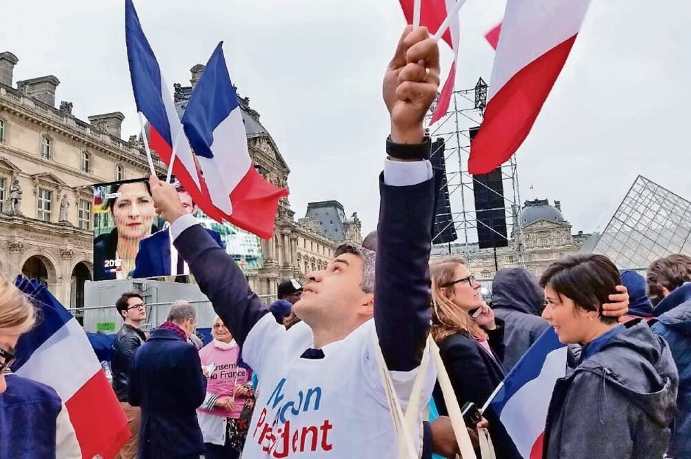 Franceses esperaban el anuncio del triunfo de Macron en la explanada del Museo del Louvre, en la capital francesa. (INDER BUGARIN. EL UNIVERSAL)