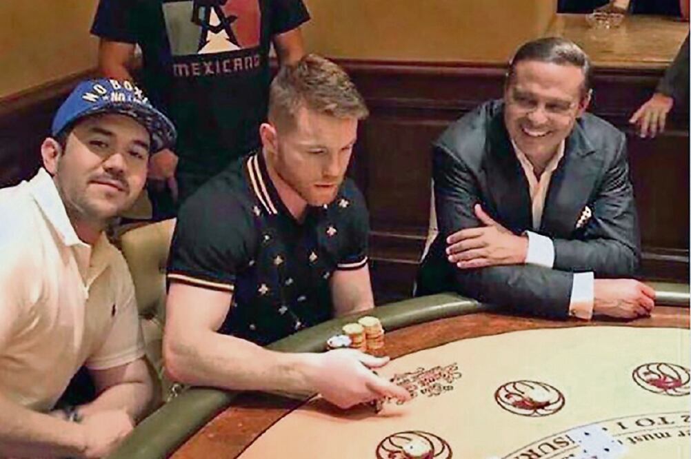 Luis Miguel sonríe a la cámara pero Canelo se concentra en el juego (TWITTER)