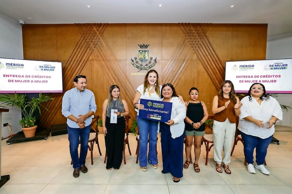 La alcaldesa de Mérida, Cecilia Patrón, entregó 421 mil pesos en créditos del programa De mujer a mujer, en beneficio de 38 emprendedoras. Foto: Especial