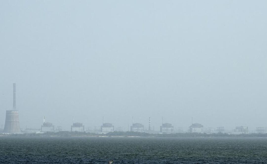 La central nuclear de Zaporiyia y el río Dnipro al otro lado de Nikopol, Ucrania. Foto: AP