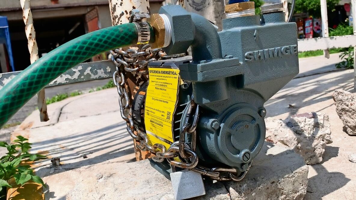 En la esquina de Valle de Tapajoz y Grijalva hay un poste con un enchufe escondido detrás de un pedazo de llanta y conectado a un diablito, en dónde encadenaron a una reja blanca otra bomba de agua. Foto: Especial