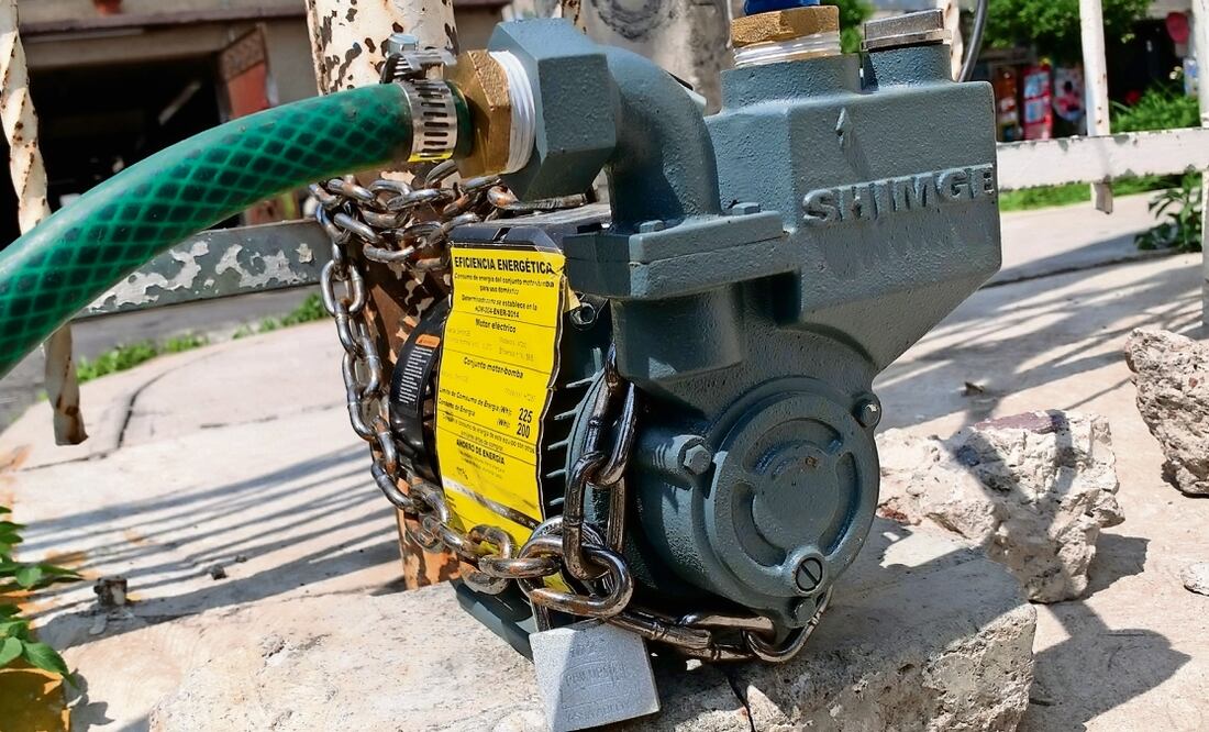 En la esquina de Valle de Tapajoz y Grijalva hay un poste con un enchufe escondido detrás de un pedazo de llanta y conectado a un diablito, en dónde encadenaron a una reja blanca otra bomba de agua. Foto: Especial