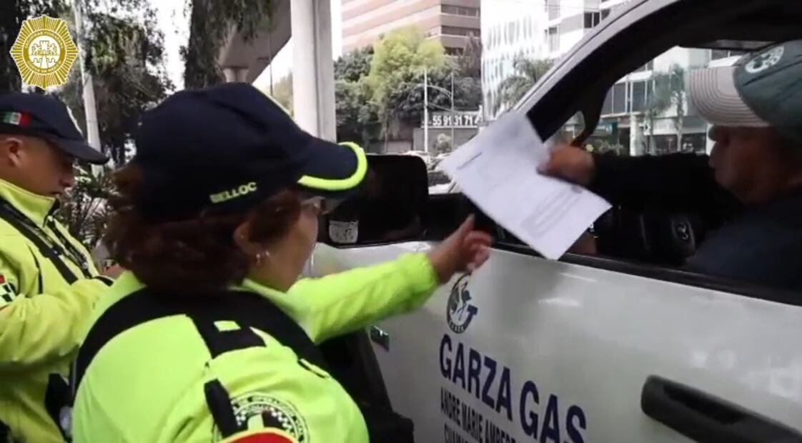 Los oficiales revisaron de manera aleatoria a las pipas de gas que circulaban por Periférico, en la colonia Lomas de Chapultepec Tercera Sección. (Foto: especial)