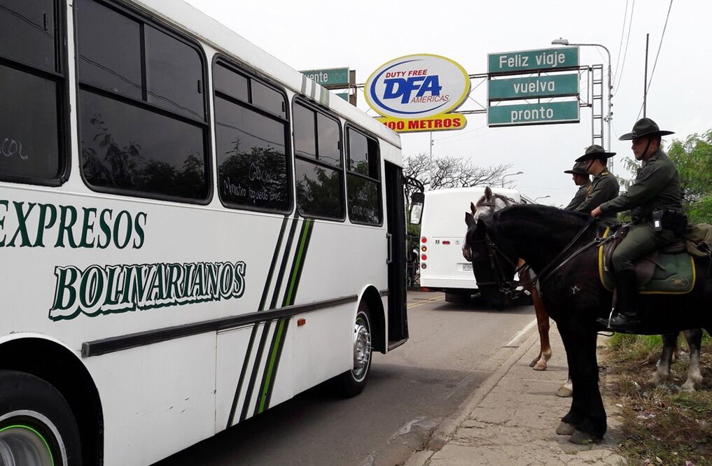 Un autobús de pasajeros cruza por el puente internacional Simón Bolívar, frontera entre Colombia y Venezuela. Foto: EFE