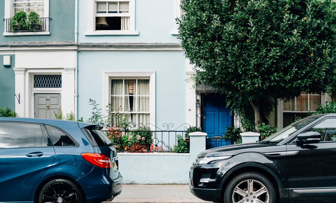 Estacionarte en la entrada de una chochera podría hacerte acreedor a una multa. Foto: Freepik