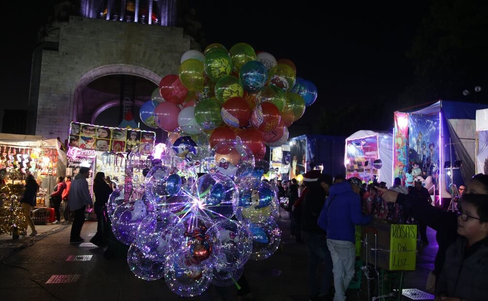 Familias acudieron a la romería instalada en el Monumento a la Revolución para tomarse una fotografía con Melchor, Gaspar y Baltasar. Foto: Carlos Mejía/ EL UNIVERSAL