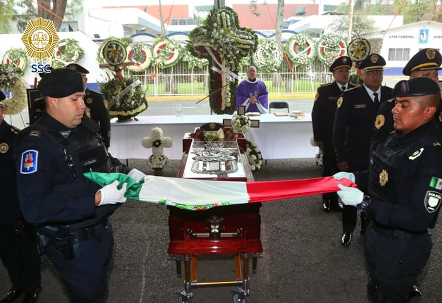 Durante su mensaje, Pablo Vázquez reconoció los 24 años de trabajo del oficial Rosas Salgado dentro de la SSC. (Foto: especial)