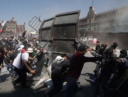 EN VIVO Marcha de la Generación Z; manifestantes logran derribar vallas de Palacio Nacional