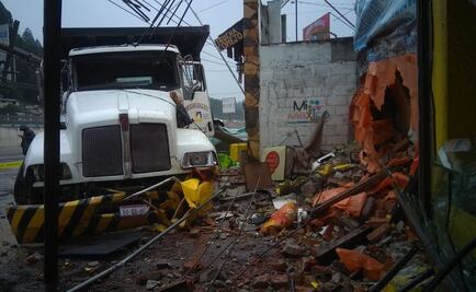 Camión se estrella con puesto de antojitos en La Marquesa; hay 3 heridos
