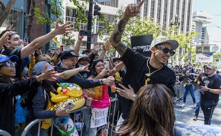 Juan Toscano porta orgulloso la bandera de México en el desfile de los Warriors