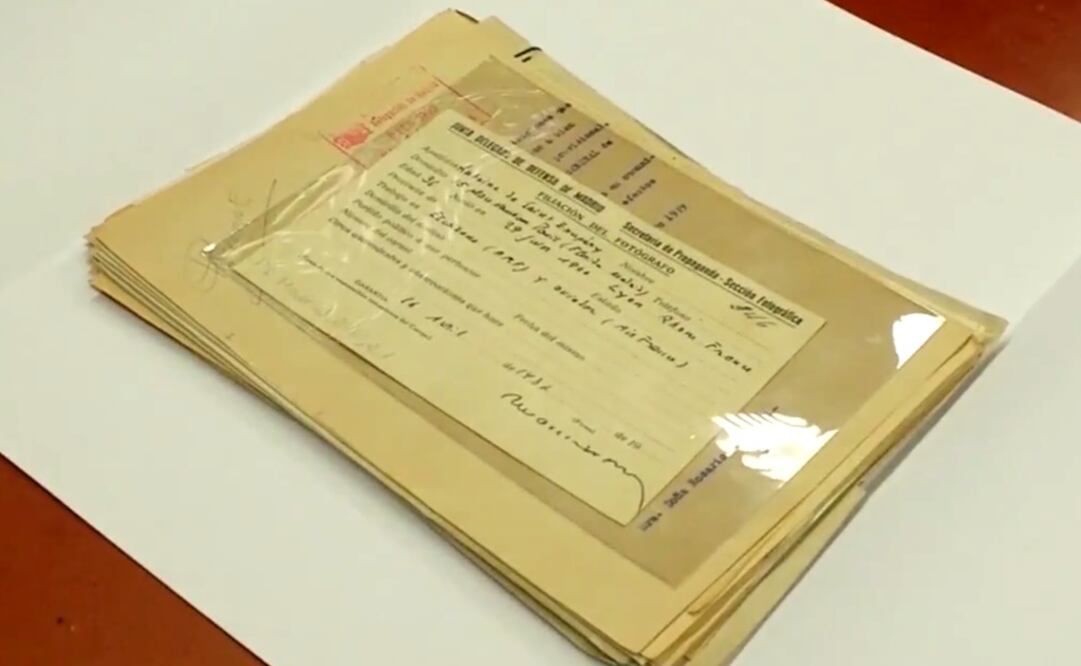 El escritor tenía entonces 36 años, como consta en el carné. (FOTO: Tomada de video de ABC.es)