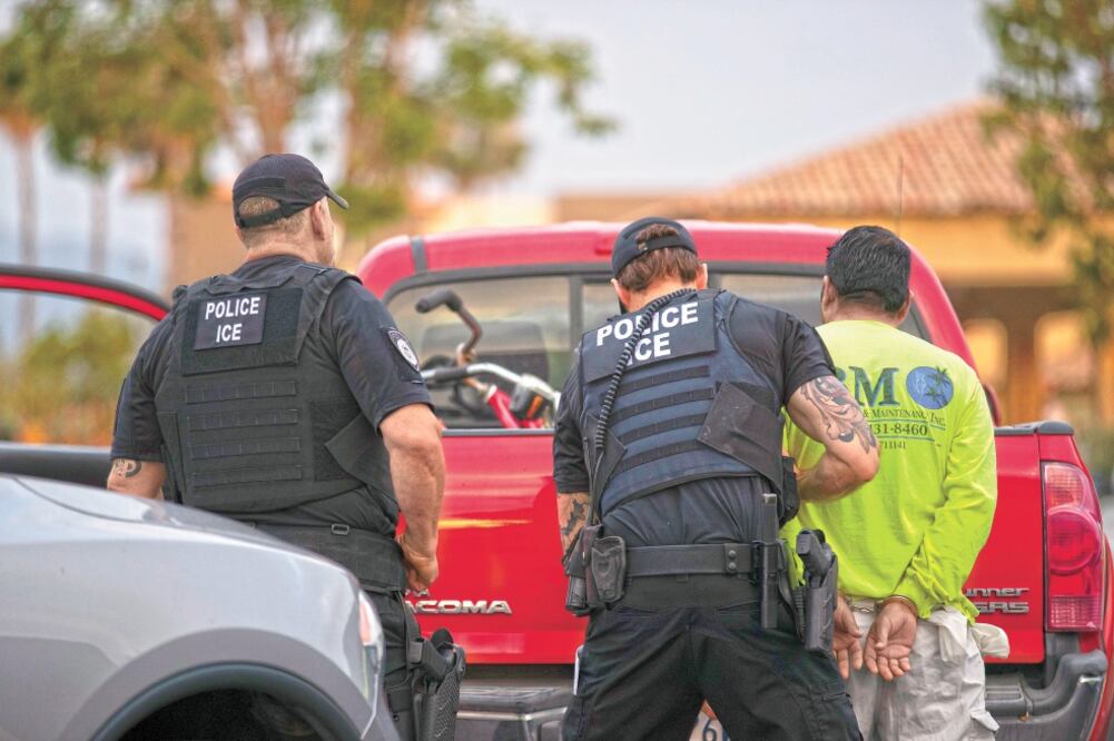 Agentes de Inmigración y Control de Aduanas detuvieron a un hombre durante un operativo en Escondido, California. El arresto orquestado la semana pasada en este suburbio de San Diego ilustró la promesa del presidente Donald Trump. Foto: AP