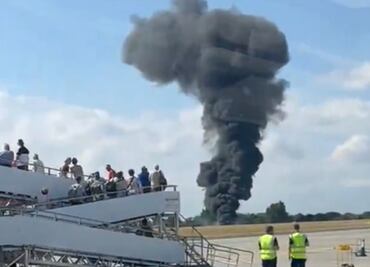 VIDEOS: Avioneta colisiona en pista de aterrizaje en aeropuerto de Londres; no se reportan víctimas