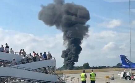 VIDEOS: Avioneta colisiona en pista de aterrizaje en aeropuerto de Londres; no se reportan víctimas