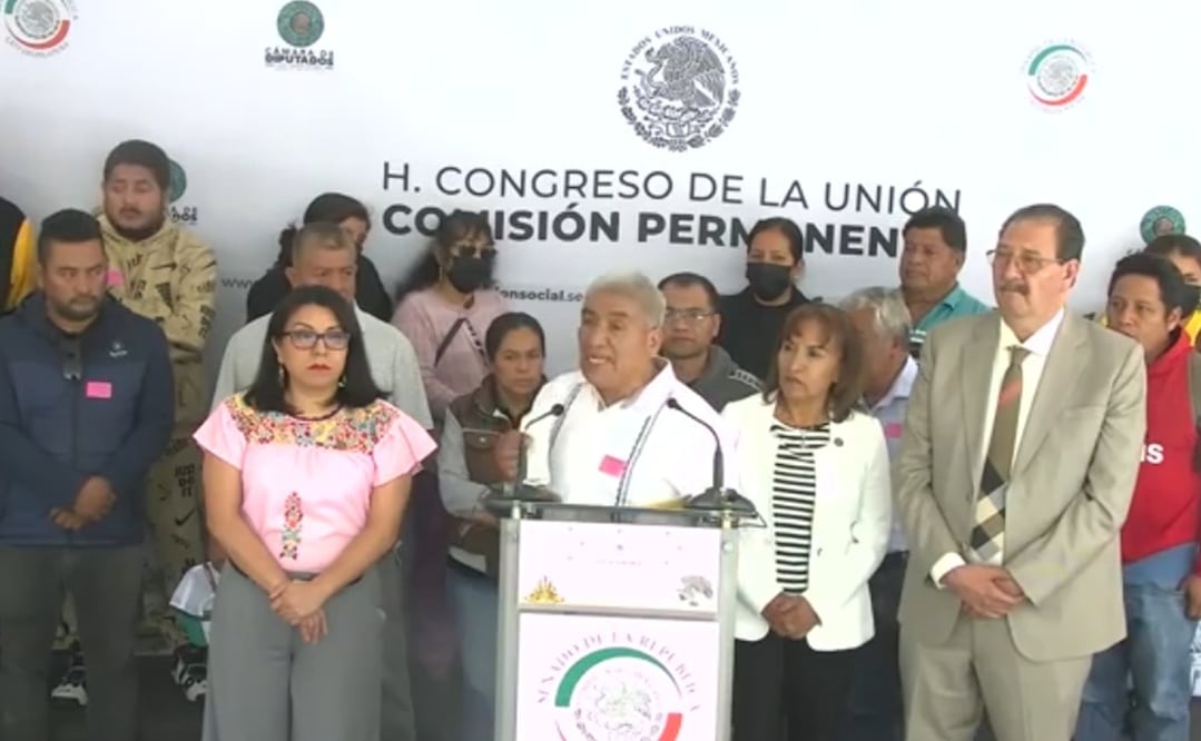 Grupo de taxistas en conferencia de prensa desde el Congreso de la Unión en la Ciudad de México. Foto: Especial