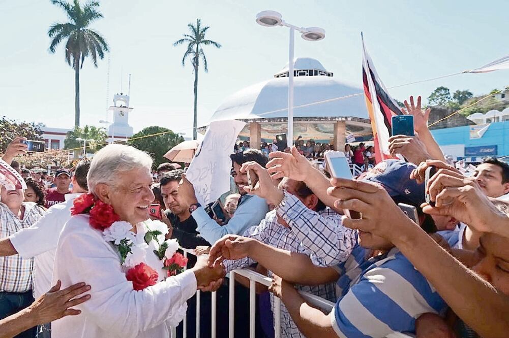 Andrés Manuel López Obrador realizó una asamblea informativa en la localidad de San Rafael, Veracruz, donde llamó a evitar abusos en la entidad, ya que en México se vive en una República, no en una monarquía, afirma (CORTESÍA)