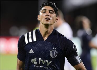 Alan Pulido anota en la eliminación del Sporting Kansas City