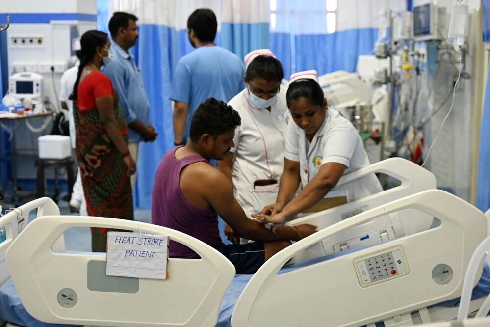 Enfermeras atienden a un paciente en una sala especial para enfermos de insolación en un hospital público de Chennai India. FOTO: R.Satish BABU. AFP