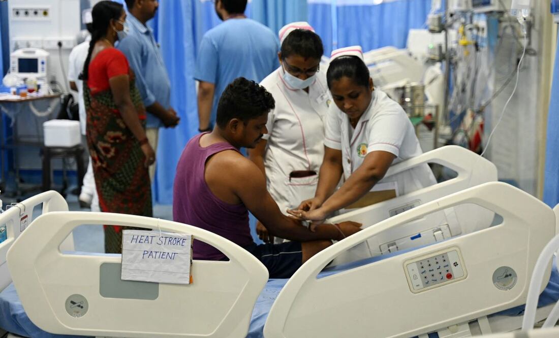 Enfermeras atienden a un paciente en una sala especial para enfermos de insolación en un hospital público de Chennai India. FOTO: R.Satish BABU. AFP