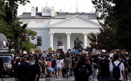 Manifestantes permanecen en calles de Washington minutos antes del toque de queda