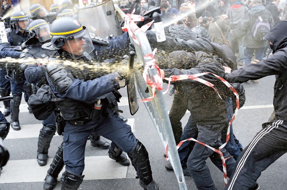 Policías y manifestantes chocan en la Plaza de la República, en París, donde se prohibieron las protestas durante la COP21, ante riesgos de atentados (LAURENT CIPRIANI. AP)