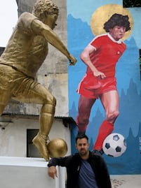 Inauguran estatua y mural de Maradona en Argentina